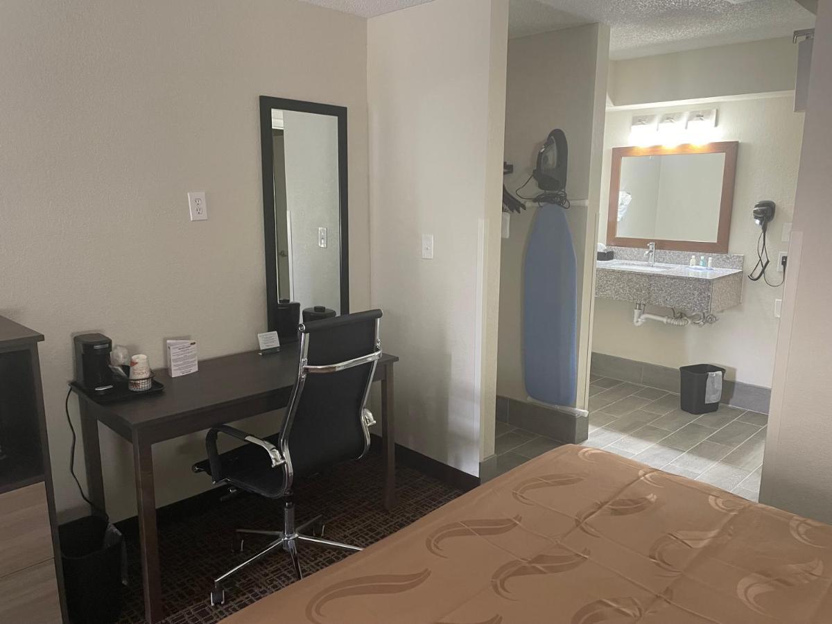 Quality Inn & Suites Spring Lake - Fayetteville Near Fort Bragg ภายนอก รูปภาพ