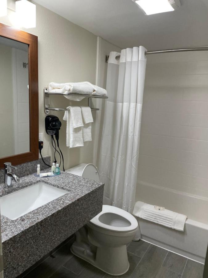 Quality Inn & Suites Spring Lake - Fayetteville Near Fort Bragg ภายนอก รูปภาพ