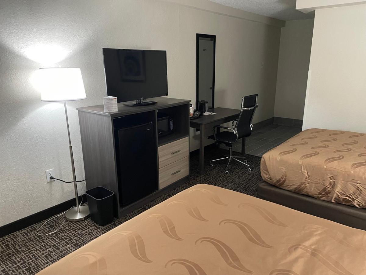 Quality Inn & Suites Spring Lake - Fayetteville Near Fort Bragg ภายนอก รูปภาพ