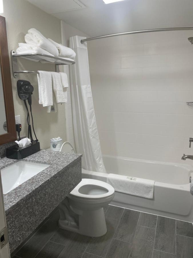 Quality Inn & Suites Spring Lake - Fayetteville Near Fort Bragg ภายนอก รูปภาพ