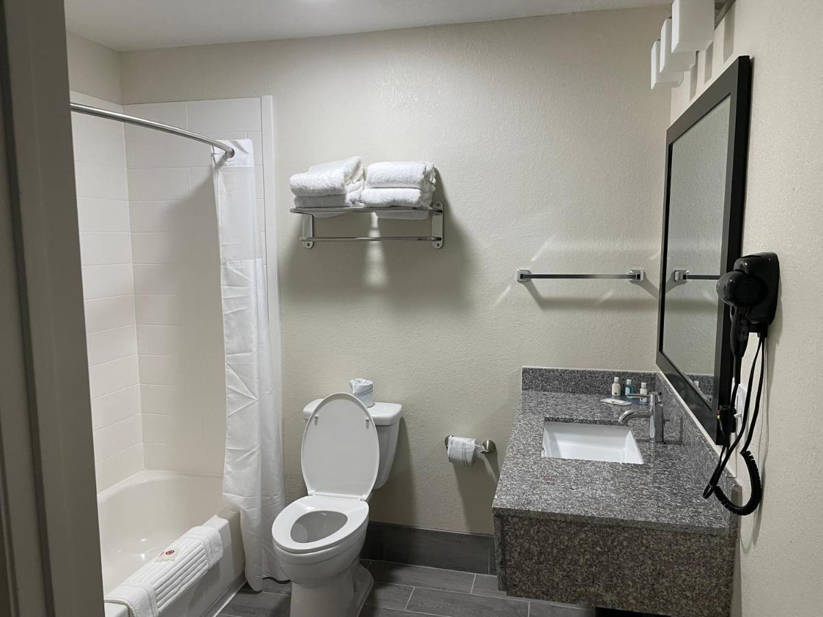 Quality Inn & Suites Spring Lake - Fayetteville Near Fort Bragg ภายนอก รูปภาพ