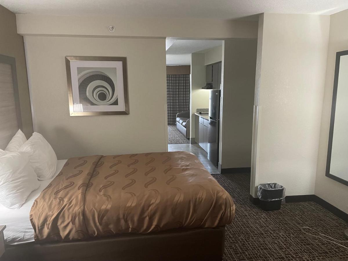 Quality Inn & Suites Spring Lake - Fayetteville Near Fort Bragg ภายนอก รูปภาพ
