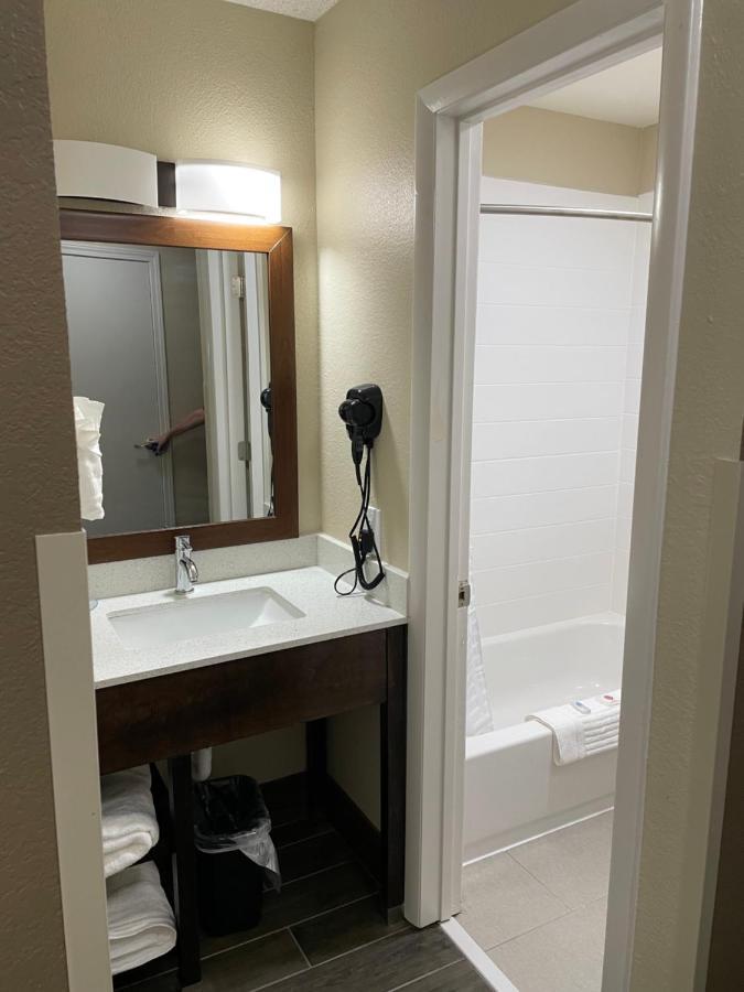 Quality Inn & Suites Spring Lake - Fayetteville Near Fort Bragg ภายนอก รูปภาพ