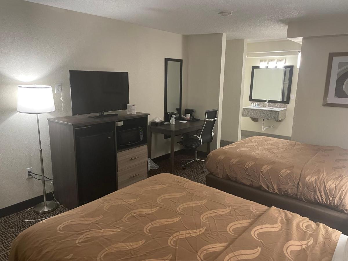 Quality Inn & Suites Spring Lake - Fayetteville Near Fort Bragg ภายนอก รูปภาพ