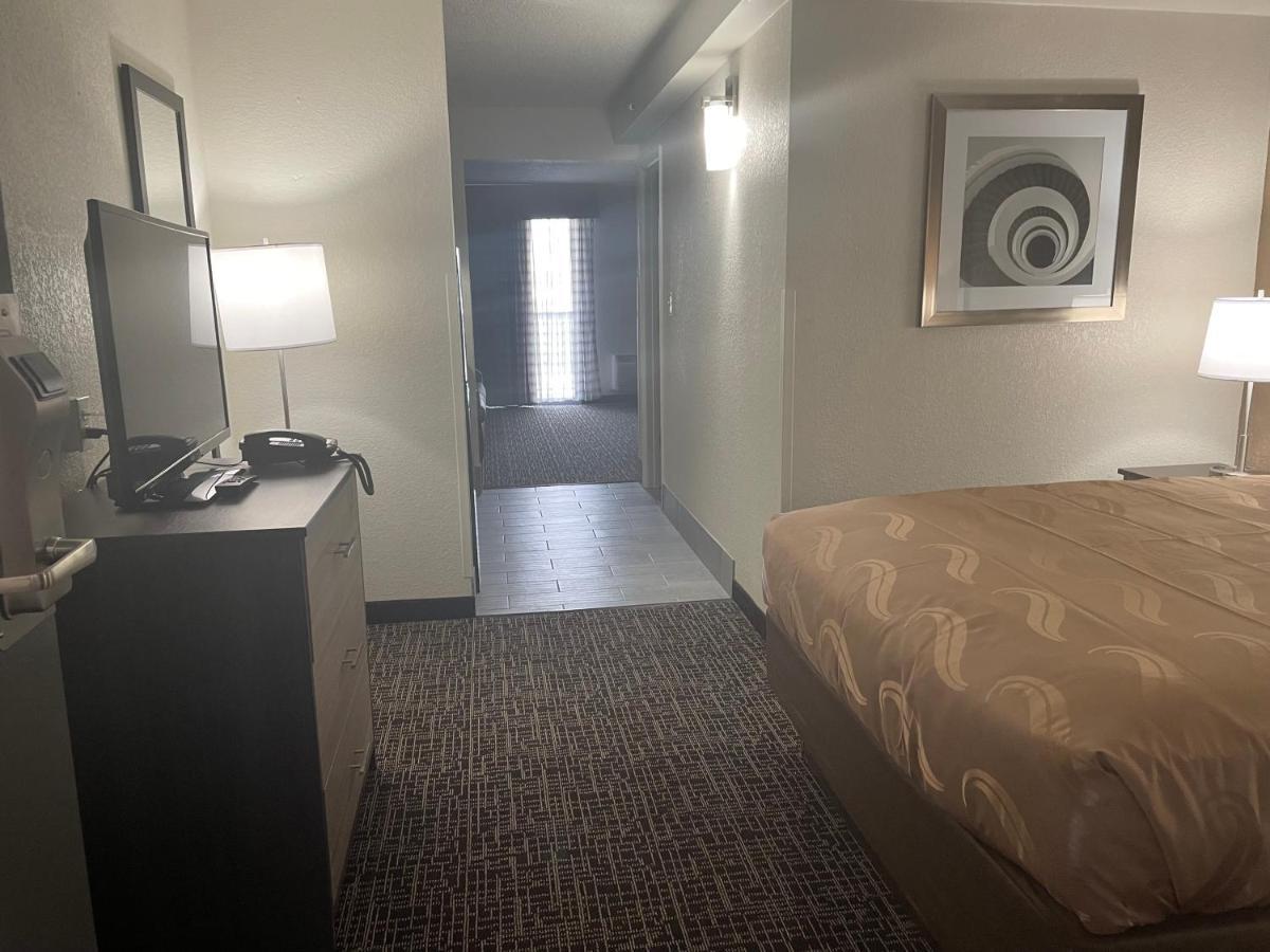 Quality Inn & Suites Spring Lake - Fayetteville Near Fort Bragg ภายนอก รูปภาพ