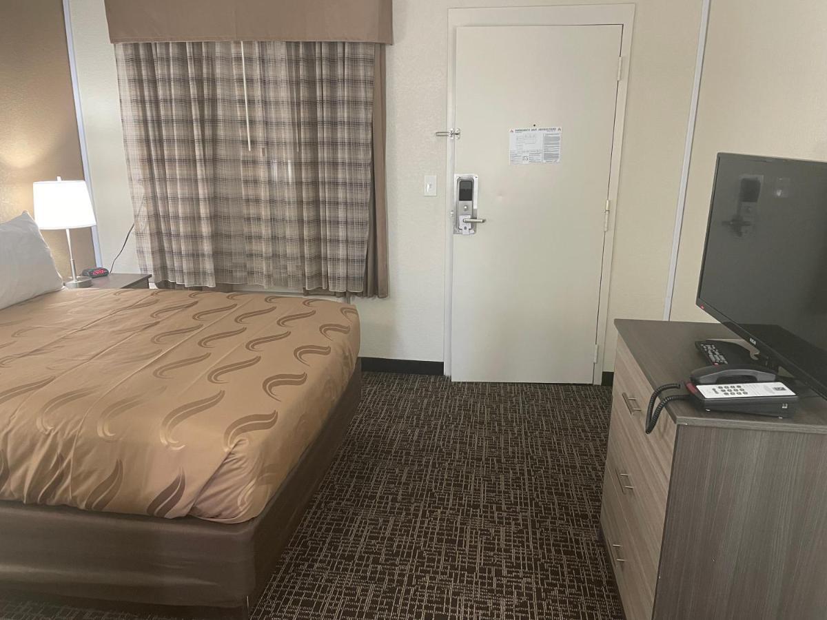 Quality Inn & Suites Spring Lake - Fayetteville Near Fort Bragg ภายนอก รูปภาพ
