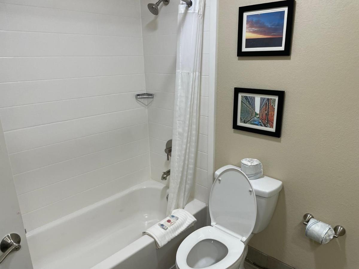 Quality Inn & Suites Spring Lake - Fayetteville Near Fort Bragg ภายนอก รูปภาพ