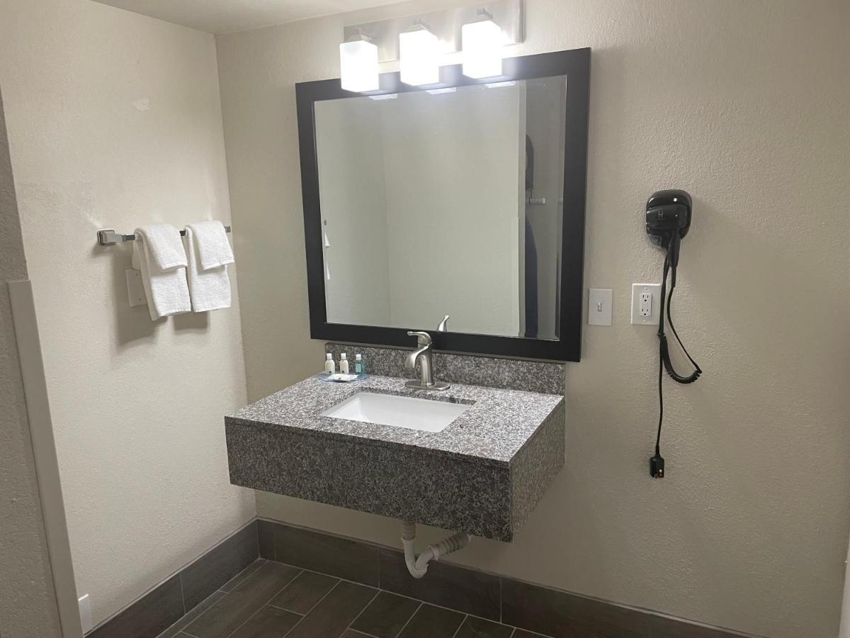 Quality Inn & Suites Spring Lake - Fayetteville Near Fort Bragg ภายนอก รูปภาพ