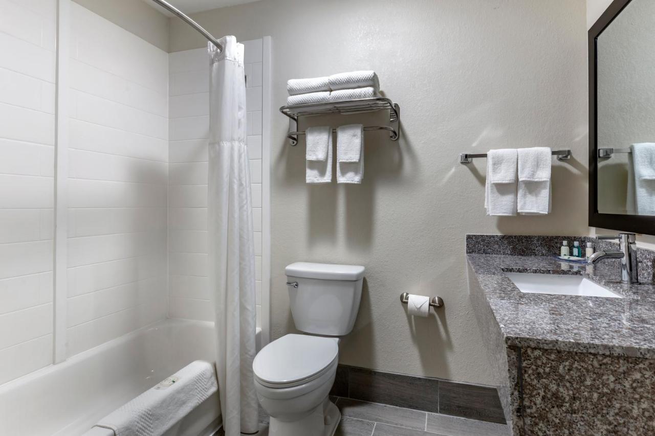 Quality Inn & Suites Spring Lake - Fayetteville Near Fort Bragg ภายนอก รูปภาพ
