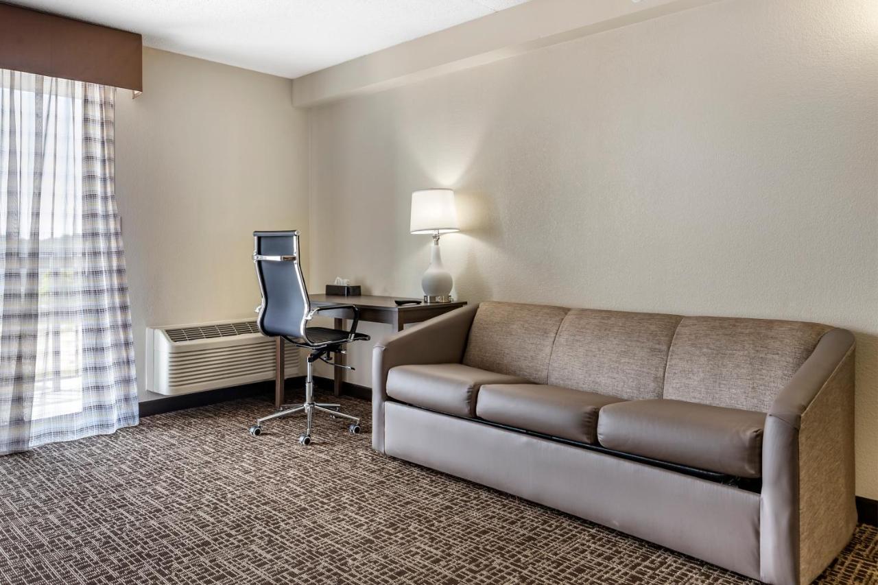 Quality Inn & Suites Spring Lake - Fayetteville Near Fort Bragg ภายนอก รูปภาพ
