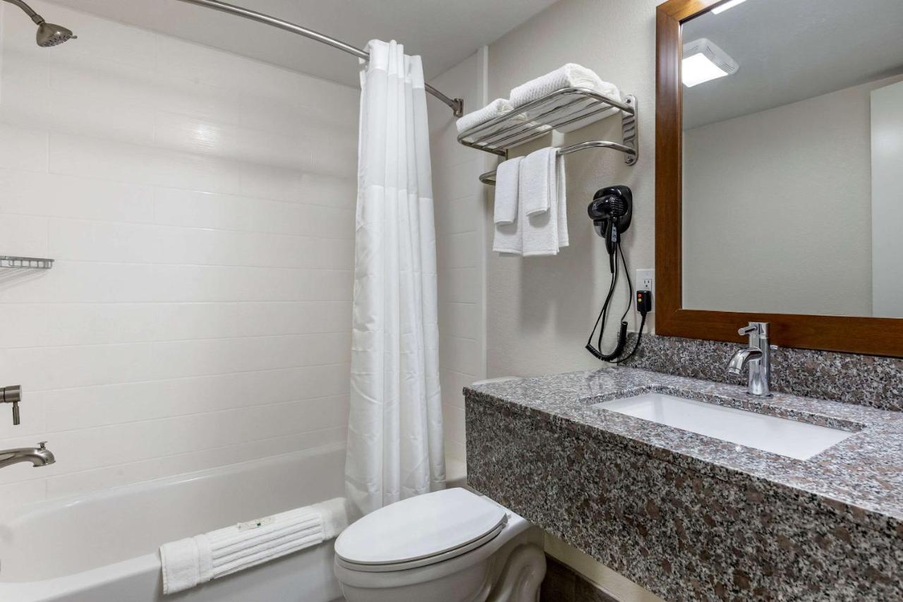 Quality Inn & Suites Spring Lake - Fayetteville Near Fort Bragg ภายนอก รูปภาพ