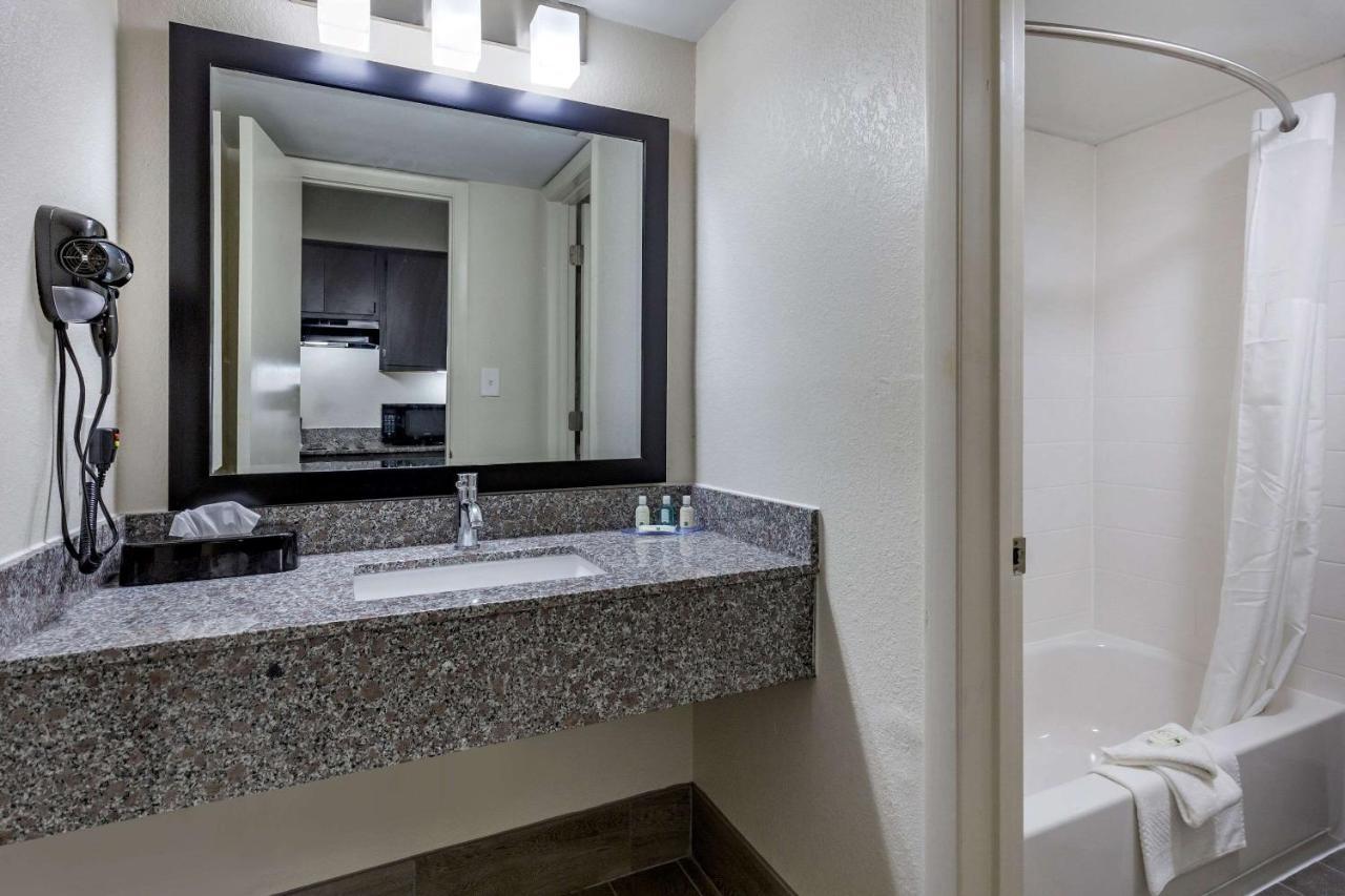 Quality Inn & Suites Spring Lake - Fayetteville Near Fort Bragg ภายนอก รูปภาพ