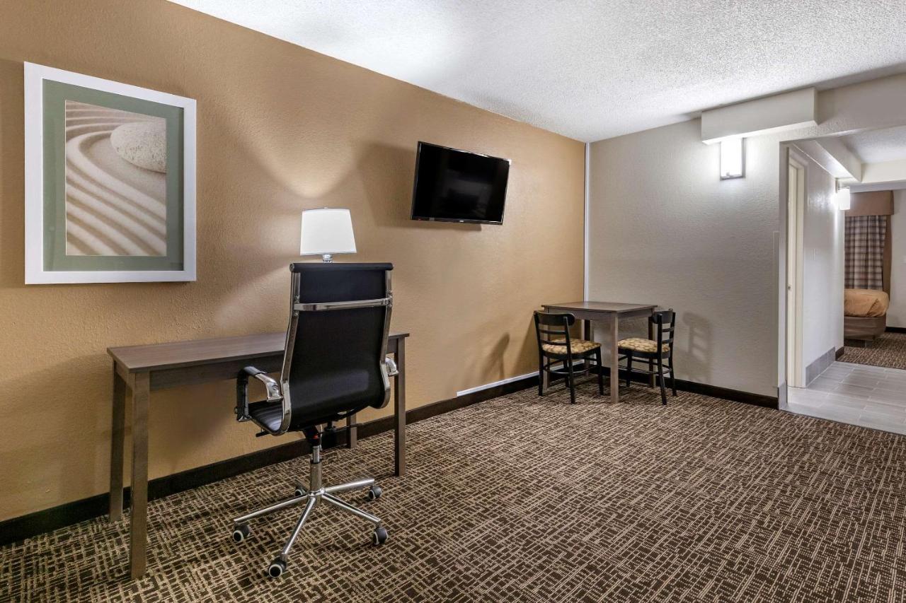 Quality Inn & Suites Spring Lake - Fayetteville Near Fort Bragg ภายนอก รูปภาพ