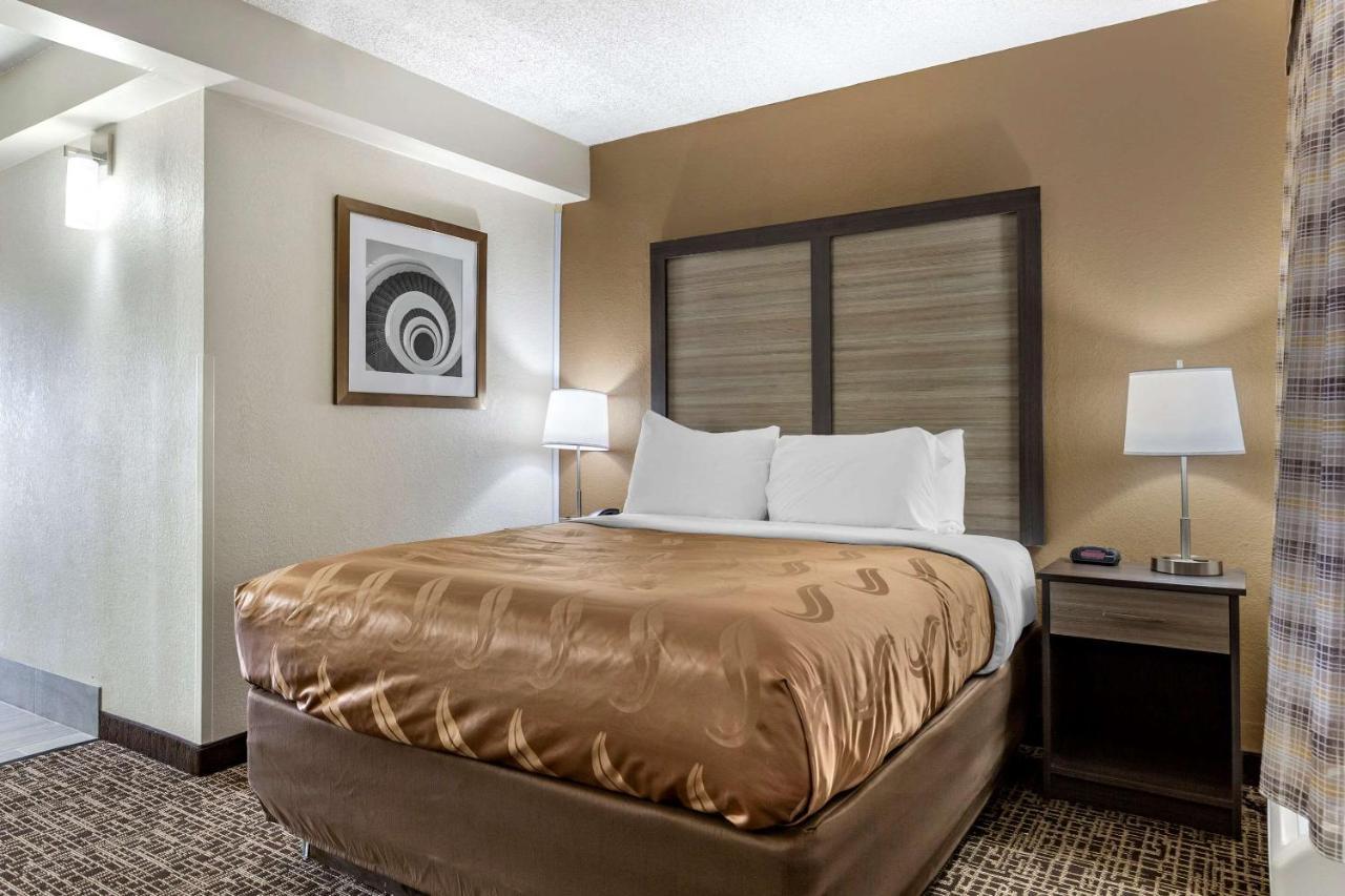Quality Inn & Suites Spring Lake - Fayetteville Near Fort Bragg ภายนอก รูปภาพ
